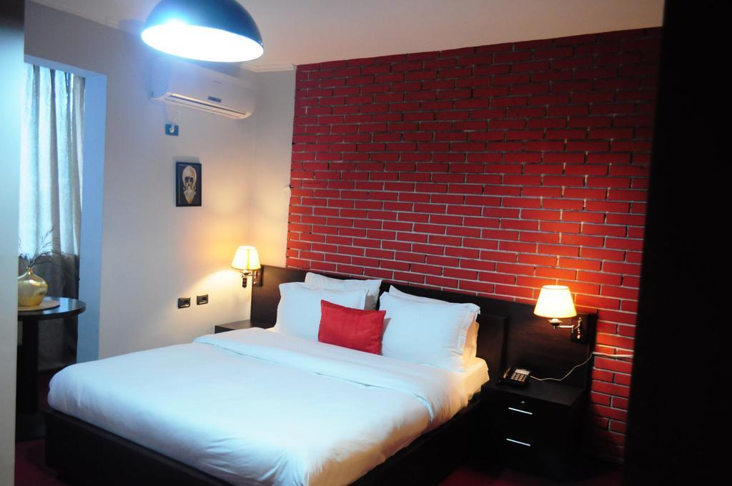 Hotel Eagle Tirana Kültér fotó