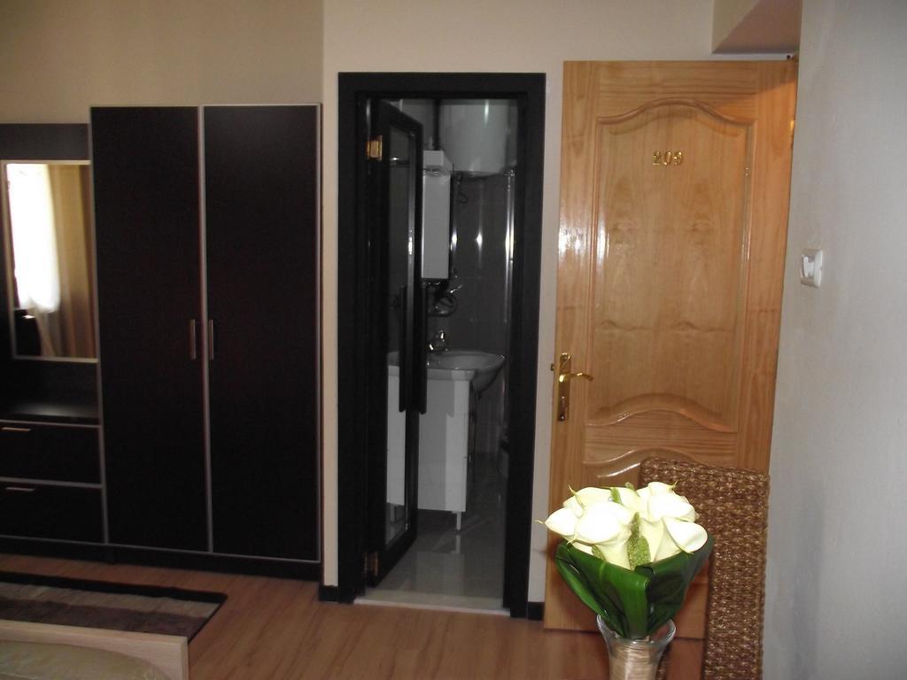Hotel Eagle Tirana Kültér fotó