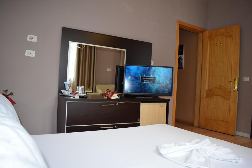 Hotel Eagle Tirana Kültér fotó